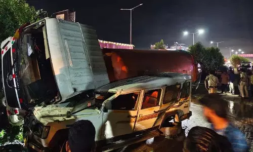 रासायनिक टैंकर अनियंत्रित होकर पलटा.. Choutuppal में हादसा..! रासायनिक टैंकर अनियंत्रित होकर पलटा.. Choutuppal में हादसा..!