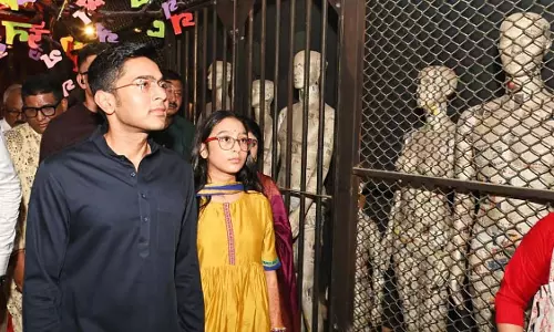 Abhishek पूजा मंडप में अपनी बेटी के साथ फुचका खेलते हुए