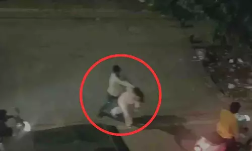 Pune: सार्वजनिक स्थान पर महिला की बेरहमी से पिटाई
