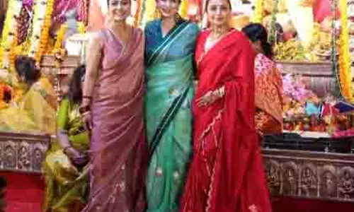 Dugra Puja में ट्विंकल, रानी और काजोल की साथ में मुस्कान Dugra Puja में ट्विंकल, रानी और काजोल की साथ में मुस्कान