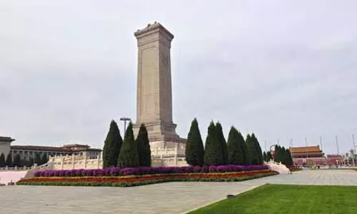 शी चिनफिंग ने शहीद दिवस पर राष्ट्रीय नायकों को श्रद्धांजलि दी