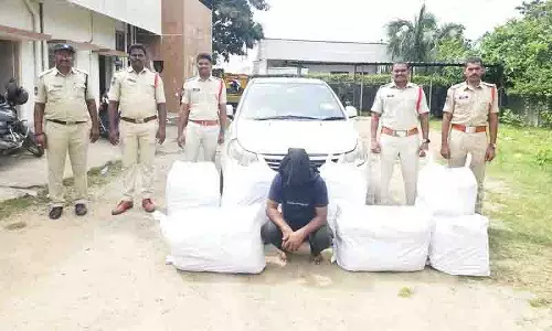 Kothagudem: पुलिस ने 1.02 करोड़ रुपये का गांजा जब्त किया, तस्कर गिरफ्तार Kothagudem: पुलिस ने 1.02 करोड़ रुपये का गांजा जब्त किया, तस्कर गिरफ्तार