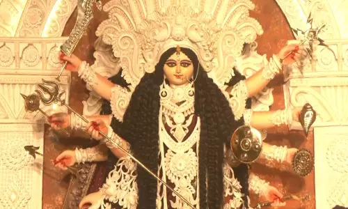 Kolkata मुदियाली क्लब पंडाल में दुर्गा पूजा: बंगाली शिल्पकला और प्राकृतिक तत्वों का सम्मान