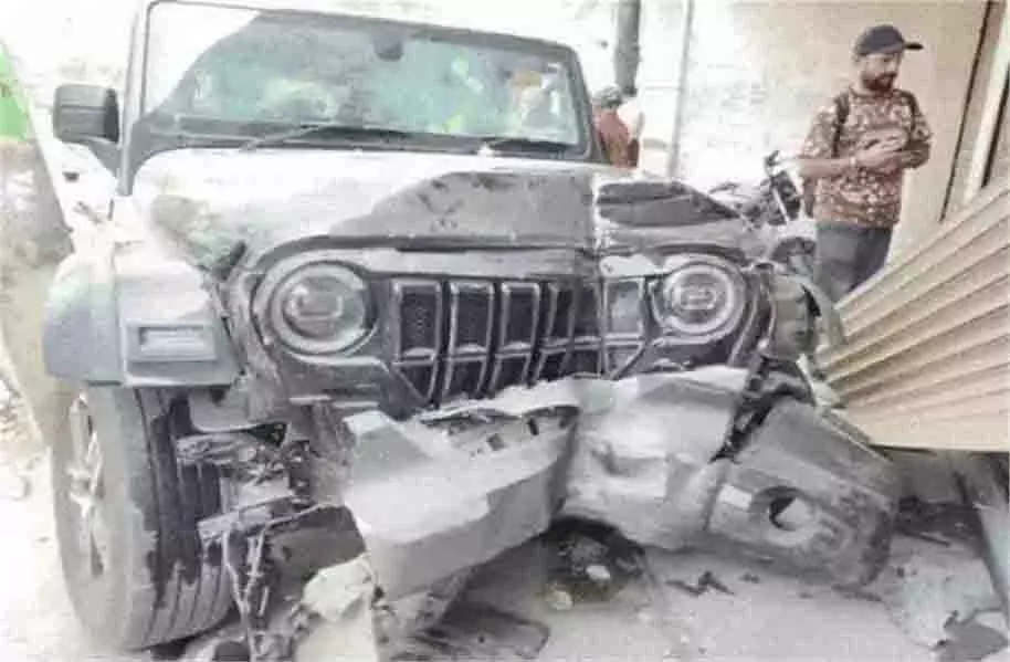 Punjab: तेज रफ्तार थार कार किराने की दुकान में घुसी, मची अफरा-तफरी Punjab: तेज रफ्तार थार कार किराने की दुकान में घुसी, मची अफरा-तफरी