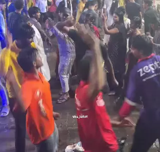 फूड डिलीवरी एजेंटों ने गरबा का लिया आनंद, किसी ने पगलू कहा तो किसी ने जल्दी ऑर्डर देने की लगाई गुहार फूड डिलीवरी एजेंटों ने गरबा का लिया आनंद, किसी ने पगलू कहा तो किसी ने जल्दी ऑर्डर देने की लगाई गुहार
