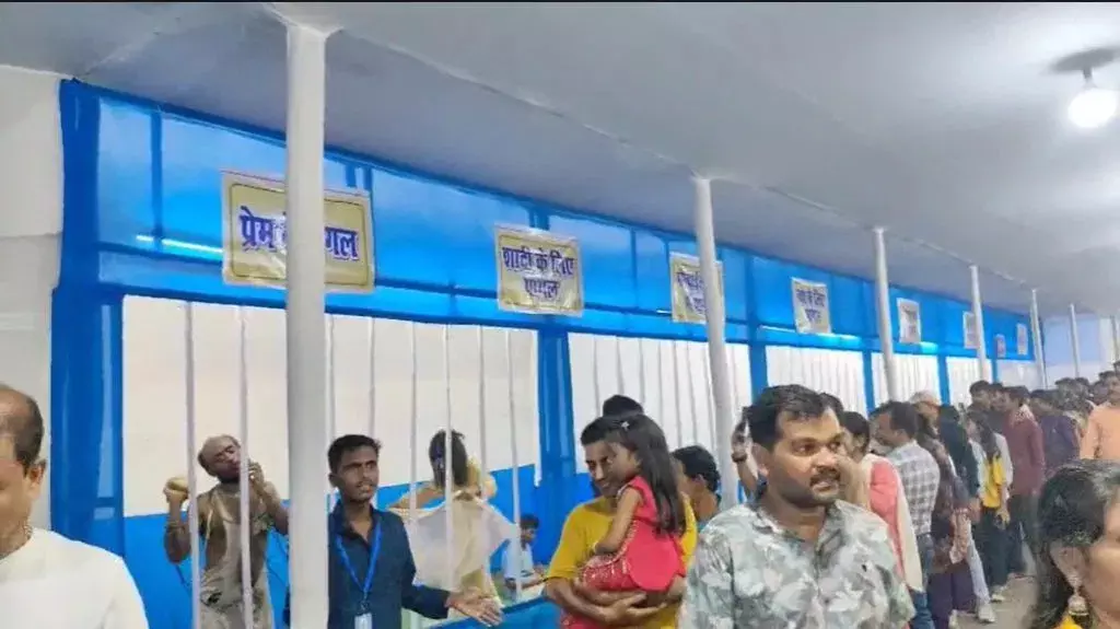 मेंटल होने की वजह को झांकी के रूप में दिखाया गया दुर्गा पंडाल में, युवाओं को सकारात्मक संदेश मेंटल होने की वजह को झांकी के रूप में दिखाया गया दुर्गा पंडाल में, युवाओं को सकारात्मक संदेश