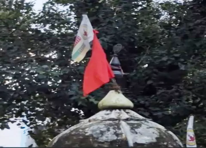 भगवा और सतरंगी झंडा को लेकर ठनी, कलेक्टर ने ग्रामीणों से शांति बनाए रखने की अपील की भगवा और सतरंगी झंडा को लेकर ठनी, कलेक्टर ने ग्रामीणों से शांति बनाए रखने की अपील की