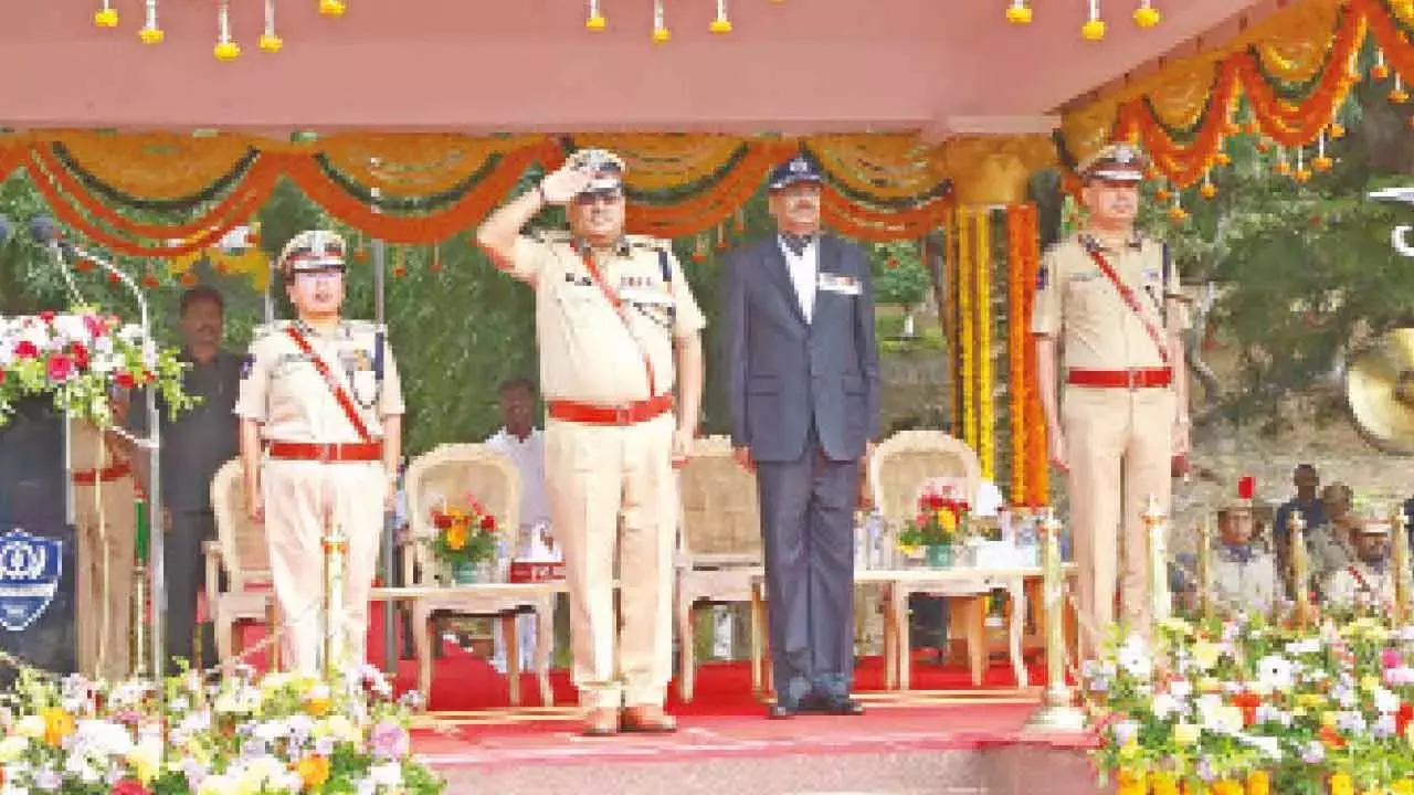 डीजीपी जितेंद्र को सेवानिवृत्ति पर भावुक विदाई डीजीपी जितेंद्र को सेवानिवृत्ति पर भावुक विदाई