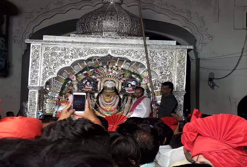 Jabalpur: नगर जेठानी मां 10 करोड़ के गहनों में, चांदी रथ से होगी भव्य विदाई Jabalpur: नगर जेठानी मां 10 करोड़ के गहनों में, चांदी रथ से होगी भव्य विदाई