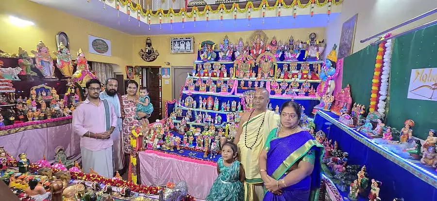 दशहरा गुड़ियों का रंगारंग प्रदर्शन: बुद्ध, गांधीजी, अंबेडकर की गुड़ियों ने खींचा ध्यान दशहरा गुड़ियों का रंगारंग प्रदर्शन: बुद्ध, गांधीजी, अंबेडकर की गुड़ियों ने खींचा ध्यान