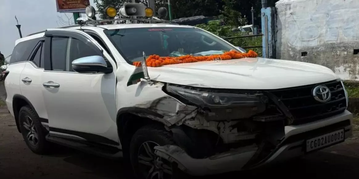 बाल-बाल बचे स्वास्थ्य मंत्री श्याम बिहारी जायसवाल, ट्रक की ठोकर से कार का एक हिस्सा क्षतिग्रस्त बाल-बाल बचे स्वास्थ्य मंत्री श्याम बिहारी जायसवाल, ट्रक की ठोकर से कार का एक हिस्सा क्षतिग्रस्त