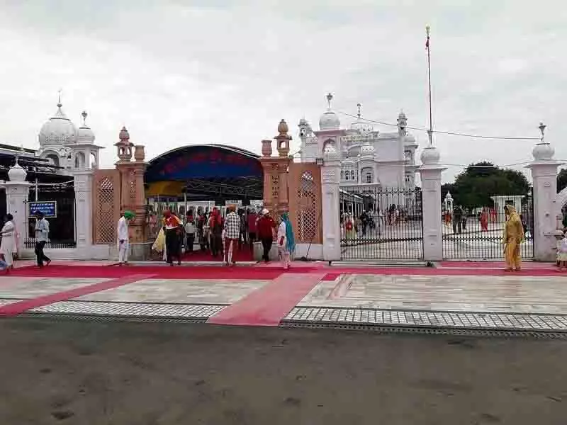 Gurdwara बीर बाबा बुड्ढा साहिब तीर्थयात्रियों के लिए महान श्रद्धा का स्थान है Gurdwara बीर बाबा बुड्ढा साहिब तीर्थयात्रियों के लिए महान श्रद्धा का स्थान है