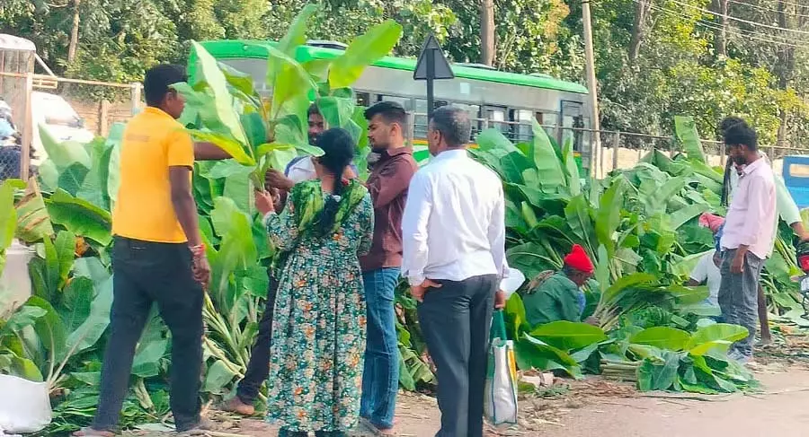 आयुध पूजा के लिए बाजार खचाखच भरे: त्योहारी सामान खरीदने में भीड़ आयुध पूजा के लिए बाजार खचाखच भरे: त्योहारी सामान खरीदने में भीड़