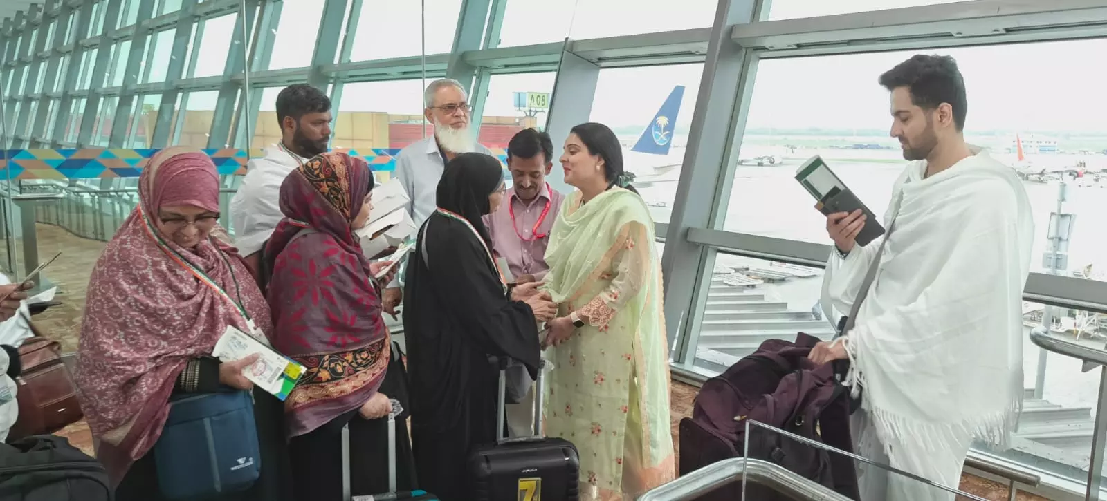 Lucknow: पहली महिला हज फ्लाइट लखनऊ से उड़ान भरेगी Lucknow: पहली महिला हज फ्लाइट लखनऊ से उड़ान भरेगी
