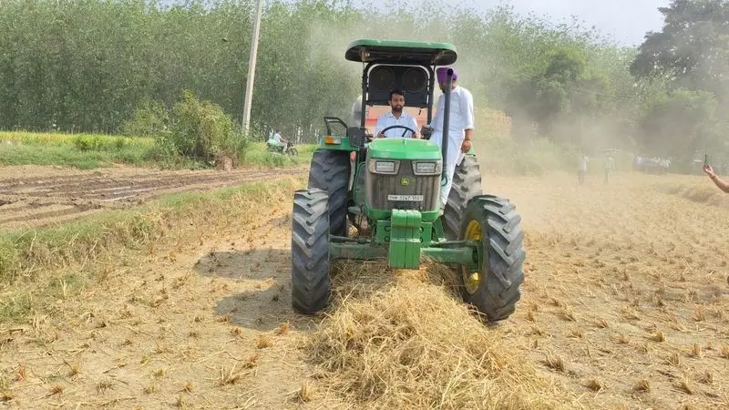 Yamunanagar डीसी ने फसल अवशेष प्रबंधन का तरीका बताया Yamunanagar डीसी ने फसल अवशेष प्रबंधन का तरीका बताया
