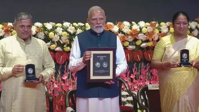 New Delhi: पीएम मोदी ने आरएसएस शताब्दी पर स्मारक डाक टिकट और सिक्का किया जारी New Delhi: पीएम मोदी ने आरएसएस शताब्दी पर स्मारक डाक टिकट और सिक्का किया जारी
