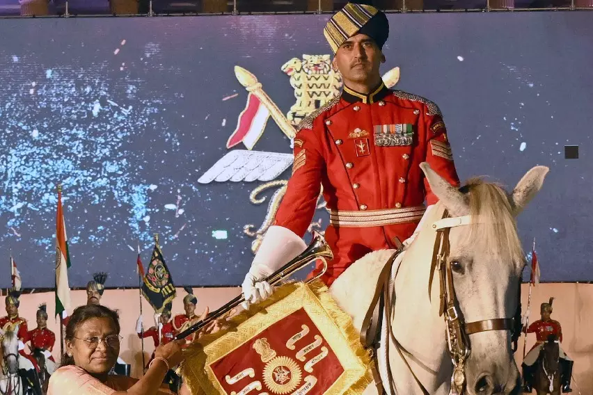 राष्ट्रपति मुर्मू ने अपने अंगरक्षक को विशेष सम्मान प्रदान किया राष्ट्रपति मुर्मू ने अपने अंगरक्षक को विशेष सम्मान प्रदान किया