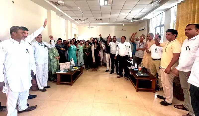 Haryana सरकार ने कॉलेज कर्मचारियों को 69 करोड़ रुपये का बकाया वेतन देने का किया फैसला, त्योहारों के मौसम में राहत Haryana सरकार ने कॉलेज कर्मचारियों को 69 करोड़ रुपये का बकाया वेतन देने का किया फैसला, त्योहारों के मौसम में राहत