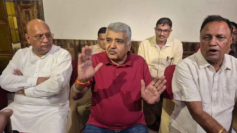 Karnal पेट्रोल डीलर्स एसोसिएशन ने ओवरफिलिंग के आरोपों का खंडन किया Karnal पेट्रोल डीलर्स एसोसिएशन ने ओवरफिलिंग के आरोपों का खंडन किया
