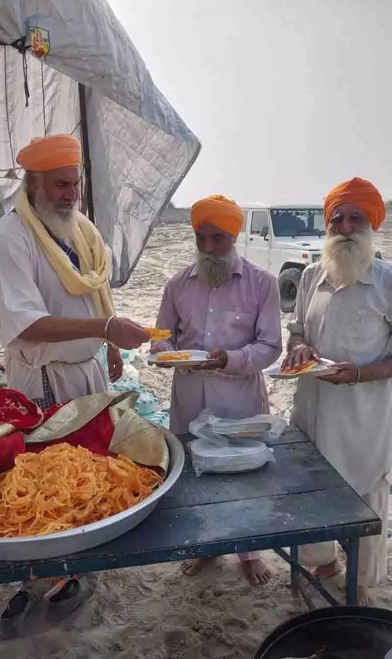 Ahli Kalan बाढ़ प्रभावित क्षेत्र में चौबीसों घंटे चलने वाले लंगर से स्वयंसेवकों का उत्साह बढ़ा Ahli Kalan बाढ़ प्रभावित क्षेत्र में चौबीसों घंटे चलने वाले लंगर से स्वयंसेवकों का उत्साह बढ़ा