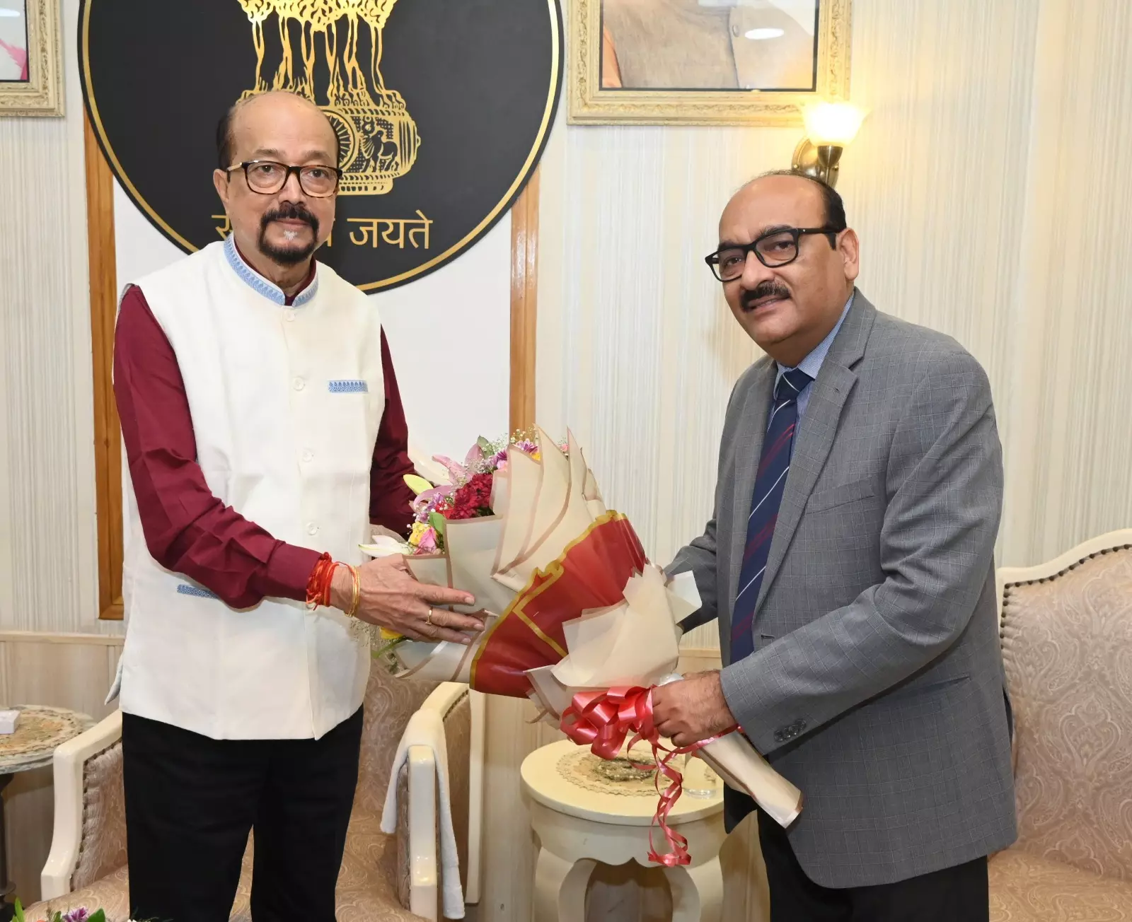 राज्यपाल रमेन डेका से नव नियुक्त मुख्य सचिव ने सौजन्य भेंट की राज्यपाल रमेन डेका से नव नियुक्त मुख्य सचिव ने सौजन्य भेंट की