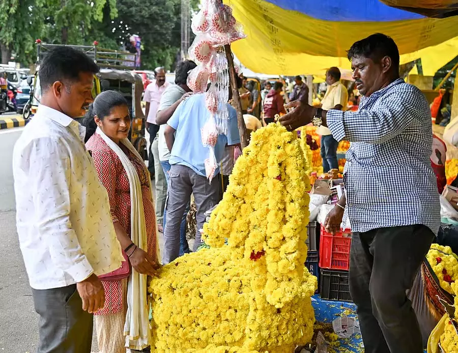 आयुध पूजा में खरीदारी की होड़: नीलकंठ और फूलों की मालाओं की मांग आयुध पूजा में खरीदारी की होड़: नीलकंठ और फूलों की मालाओं की मांग