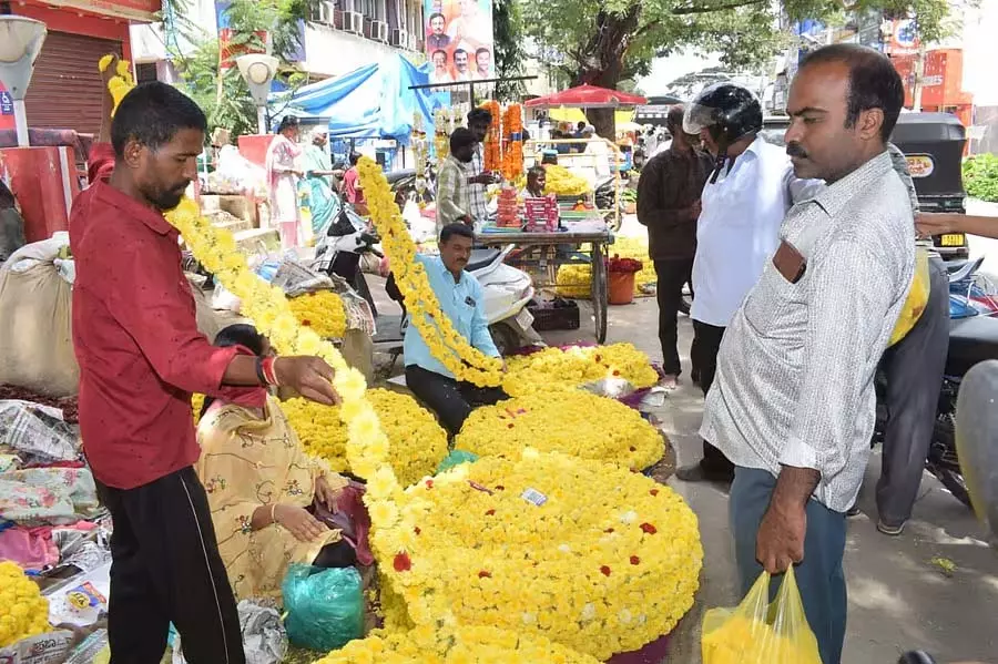 मांड्या जिले में आयुध पूजा की पूरी तैयारी: फूलों और फलों की खरीदारी जोरों पर मांड्या जिले में आयुध पूजा की पूरी तैयारी: फूलों और फलों की खरीदारी जोरों पर