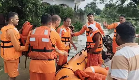 महाराष्ट्र में बाढ़ राहत अभियान: सेना ने परभणी में 34 लोगों को बचाया महाराष्ट्र में बाढ़ राहत अभियान: सेना ने परभणी में 34 लोगों को बचाया