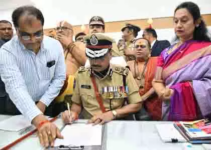 शिवधर रेड्डी ने तेलंगाना के DGP का पदभार संभाला शिवधर रेड्डी ने तेलंगाना के DGP का पदभार संभाला