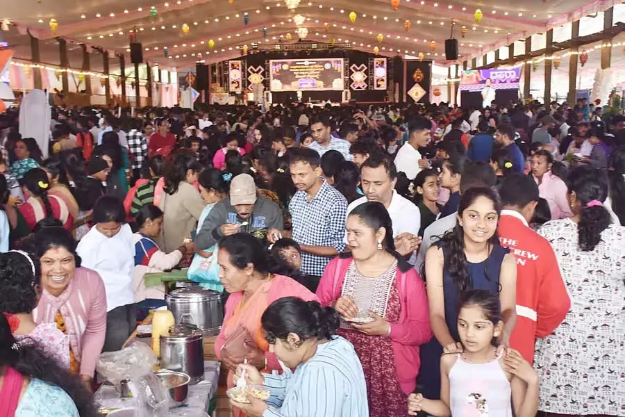मडिकेरी दशहरा: बच्चों से खचाखच भरा गांधी मैदान मडिकेरी दशहरा: बच्चों से खचाखच भरा गांधी मैदान