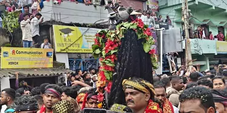 कालाहांडी में छतर यात्रा के दौरान सड़कों पर बलि कालाहांडी में छतर यात्रा के दौरान सड़कों पर बलि