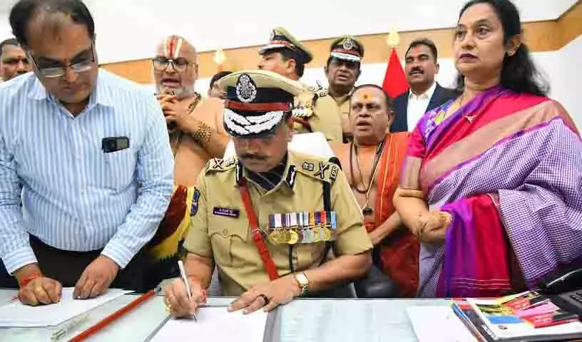 शिवधर रेड्डी ने तेलंगाना के DGP का पदभार संभाला, भर्ती और आधुनिकीकरण का संकल्प लिया शिवधर रेड्डी ने तेलंगाना के DGP का पदभार संभाला, भर्ती और आधुनिकीकरण का संकल्प लिया