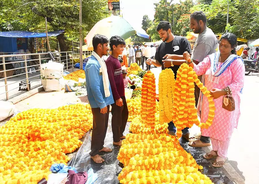 Shivamogga : आयुध पूजा की तैयारियां, फूलों और कुंभलों की खरीदारी जोरों पर Shivamogga : आयुध पूजा की तैयारियां, फूलों और कुंभलों की खरीदारी जोरों पर
