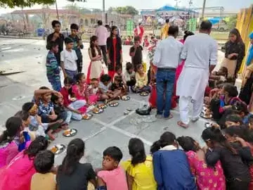 Farrukhabad: नवरात्र की नवमी पर उमड़ी भीड़, कन्या भोज में शामिल हुए भक्त Farrukhabad: नवरात्र की नवमी पर उमड़ी भीड़, कन्या भोज में शामिल हुए भक्त