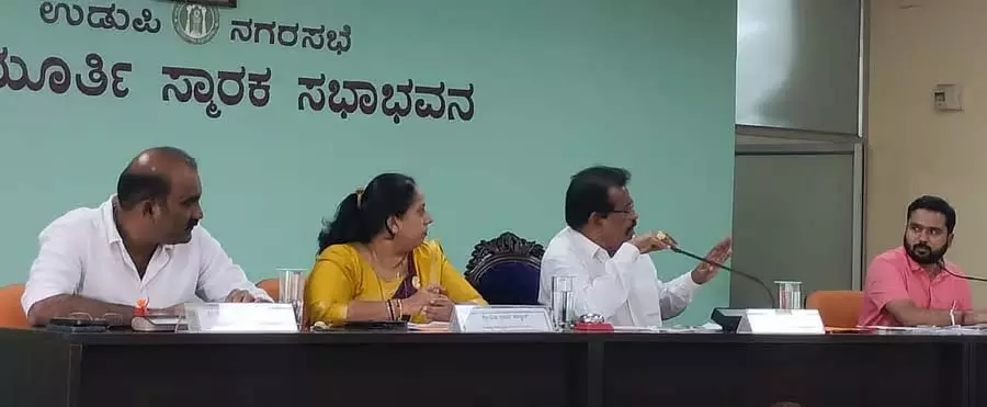 उडुपी नगर परिषद: शहर की सड़कों पर गड्ढे बंद करने की मांग उडुपी नगर परिषद: शहर की सड़कों पर गड्ढे बंद करने की मांग