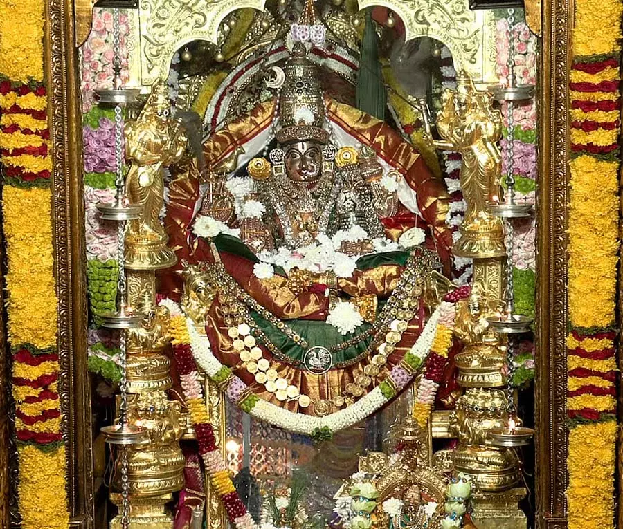 Karnataka : श्रृंगेरी शरदाम्बा का राजराजेश्वरी श्रृंगार Karnataka : श्रृंगेरी शरदाम्बा का राजराजेश्वरी श्रृंगार