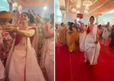 तनीषा मुखर्जी ने सुंदर धुनुची नाच के साथ मुंबई दुर्गा पूजा को रोशन किया तनीषा मुखर्जी ने सुंदर धुनुची नाच के साथ मुंबई दुर्गा पूजा को रोशन किया