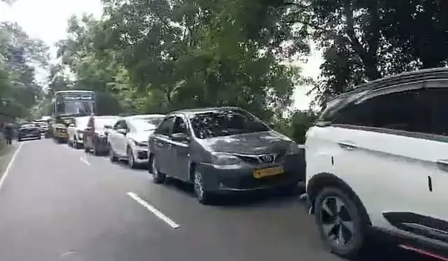 येलागिरी में उमड़ रहे लोग : पहाड़ी रास्ते पर यातायात बाधित येलागिरी में उमड़ रहे लोग : पहाड़ी रास्ते पर यातायात बाधित