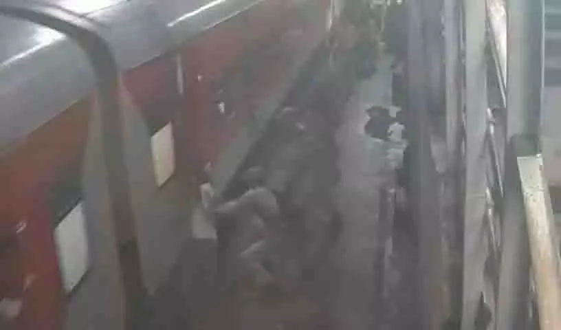 RPF कांस्टेबल के वीरतापूर्ण कार्य से सिकंदराबाद रेलवे स्टेशन पर हादसा टला RPF कांस्टेबल के वीरतापूर्ण कार्य से सिकंदराबाद रेलवे स्टेशन पर हादसा टला