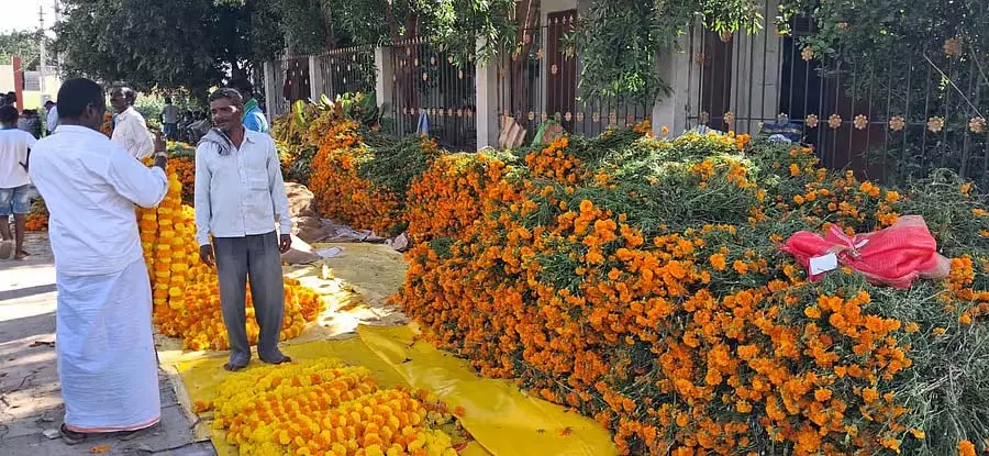 Gangavathi : दशहरा उत्सव के लिए खरीदारी का दौर जारी है Gangavathi : दशहरा उत्सव के लिए खरीदारी का दौर जारी है