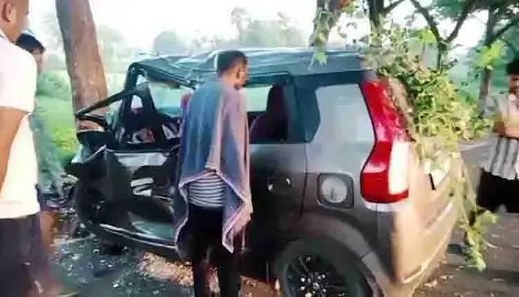 Angul: कार पेड़ से टकराई, राजस्व निरीक्षक की मौत, 6 घायल Angul: कार पेड़ से टकराई, राजस्व निरीक्षक की मौत, 6 घायल