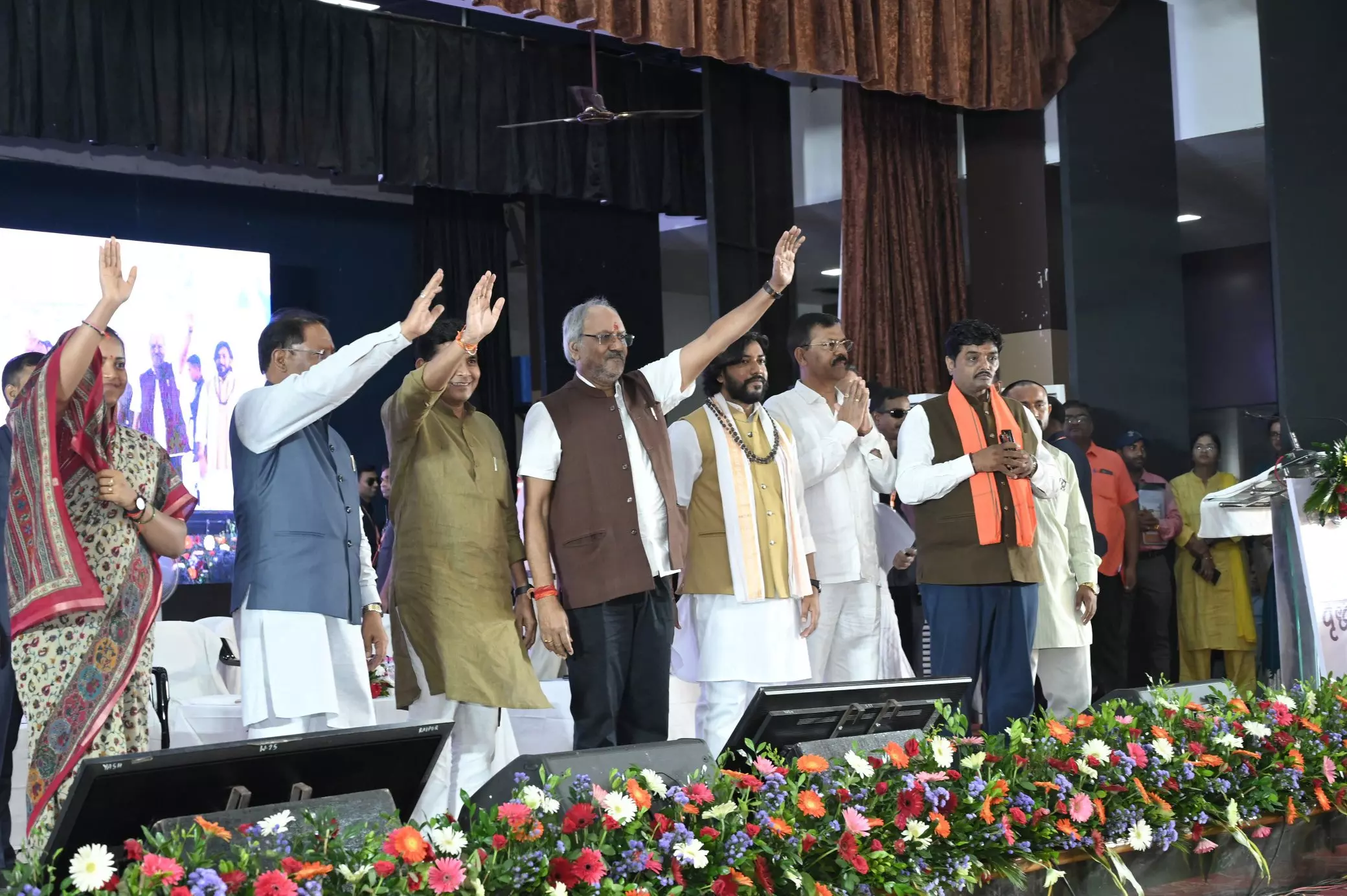 हमारे जीवन की जड़ हैं बुजुर्ग : सांसद बृजमोहन अग्रवाल हमारे जीवन की जड़ हैं बुजुर्ग : सांसद बृजमोहन अग्रवाल