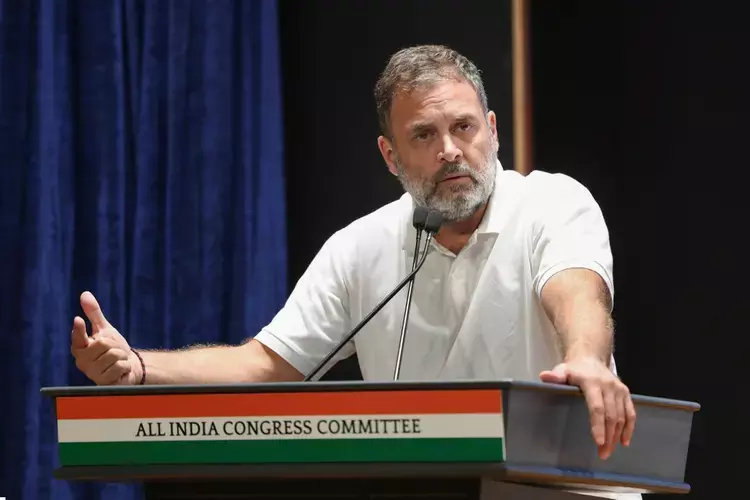 एफआईआर का सामना कर रहे BJP नेता ने पुलिस के सामने आत्मसमर्पण किया एफआईआर का सामना कर रहे BJP नेता ने पुलिस के सामने आत्मसमर्पण किया