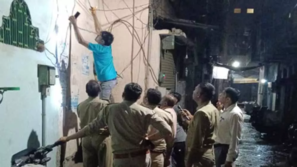 Bareilly: सपा पार्षद समेत 8 पर बरेली में बिजली चोरी जुर्माना, कार्रवाई तेज Bareilly: सपा पार्षद समेत 8 पर बरेली में बिजली चोरी जुर्माना, कार्रवाई तेज