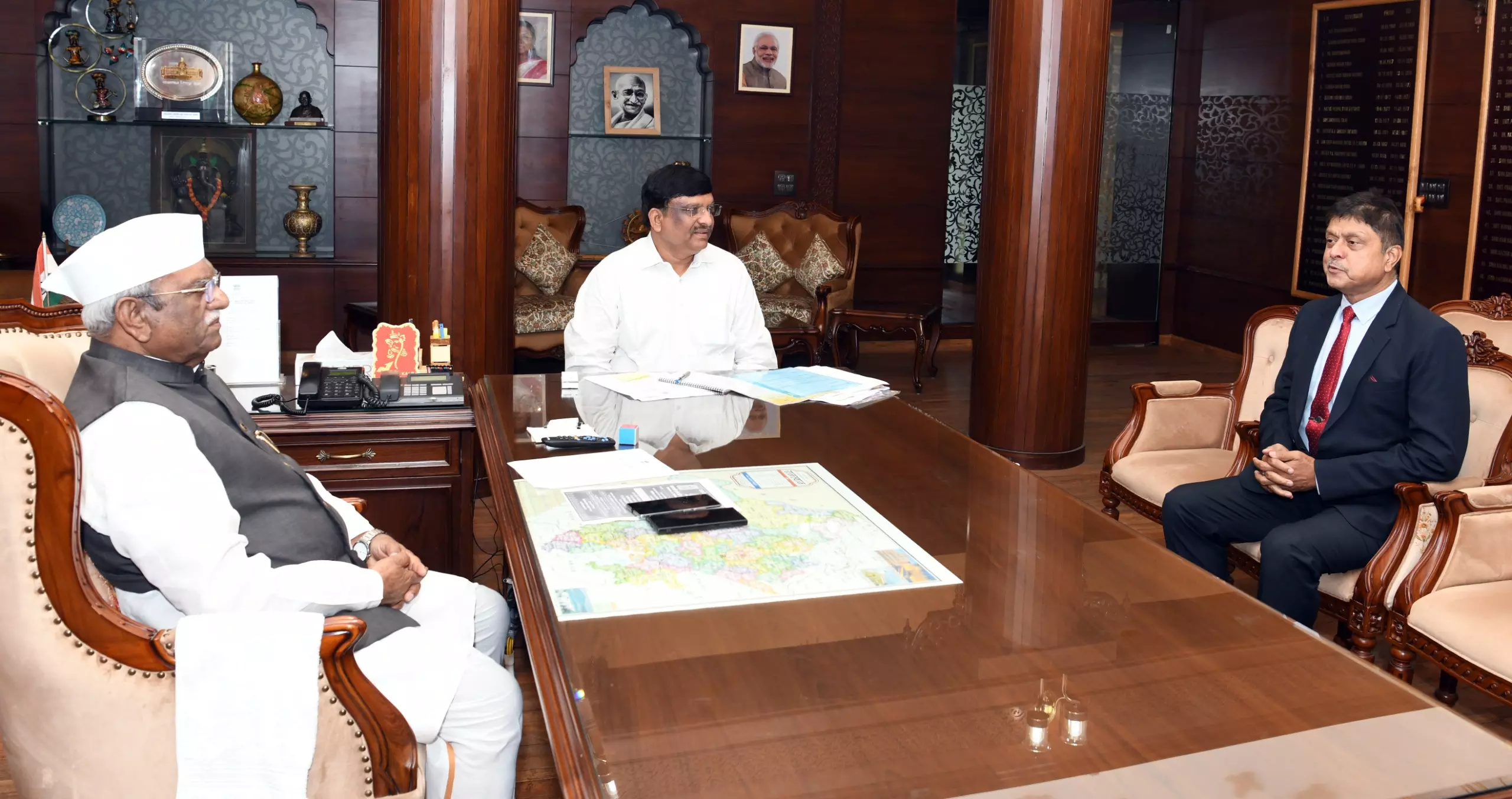 Jaipur: राज्यपाल से RPSC के नव नियुक्त सदस्य की शिष्टाचार भेंट Jaipur: राज्यपाल से RPSC के नव नियुक्त सदस्य की शिष्टाचार भेंट