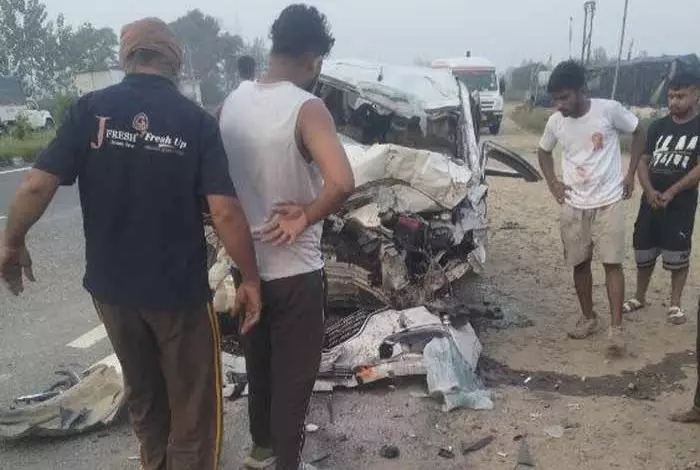 Karnal: हरिद्वार जा रही कार ट्रक से टकराई, 6 की मौत Karnal: हरिद्वार जा रही कार ट्रक से टकराई, 6 की मौत