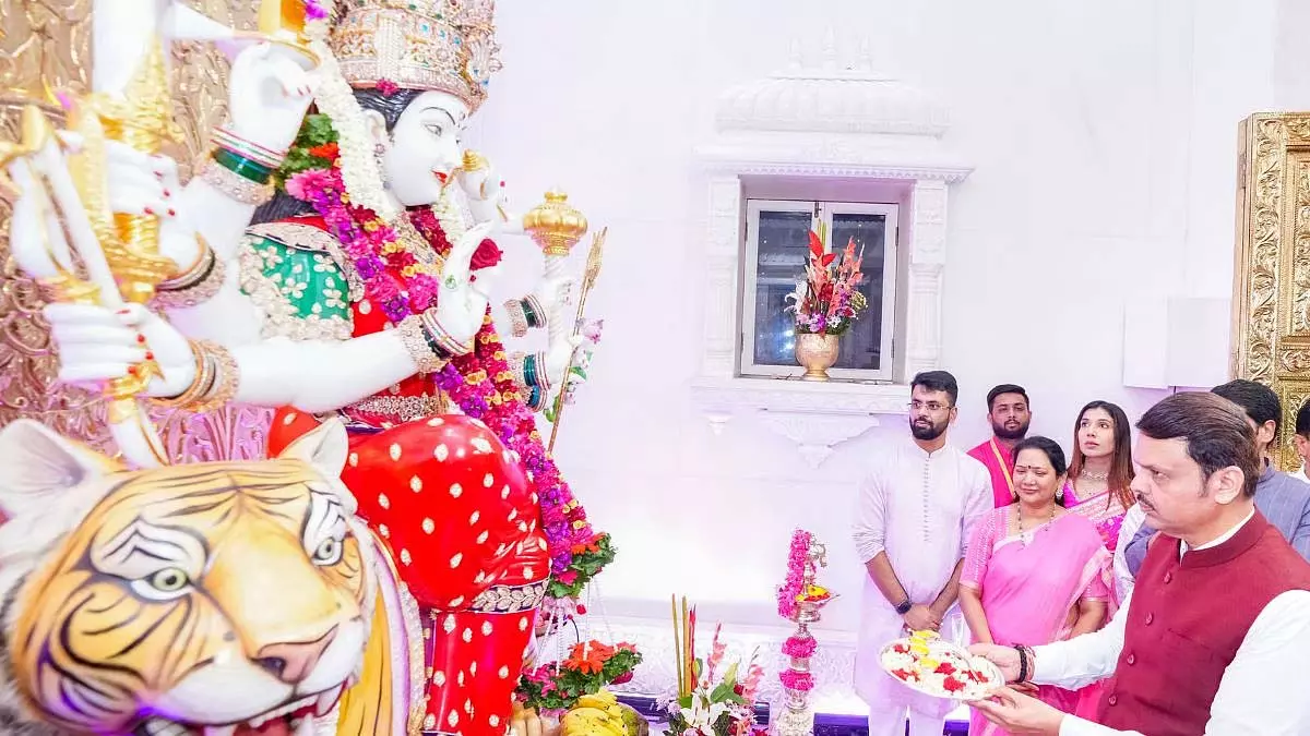 Maharashtra: मुख्यमंत्री ने मुंबई और ठाणे के प्रमुख नवरात्रि पंडालों का दौरा किया Maharashtra: मुख्यमंत्री ने मुंबई और ठाणे के प्रमुख नवरात्रि पंडालों का दौरा किया