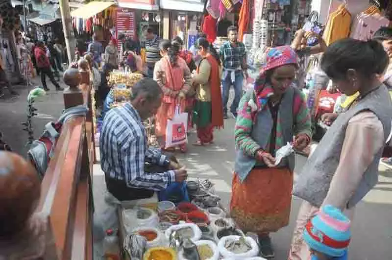 Shimla में रेहड़ी-पटरी वालों ने नगर निगम के बेदखली अभियान का विरोध किया Shimla में रेहड़ी-पटरी वालों ने नगर निगम के बेदखली अभियान का विरोध किया