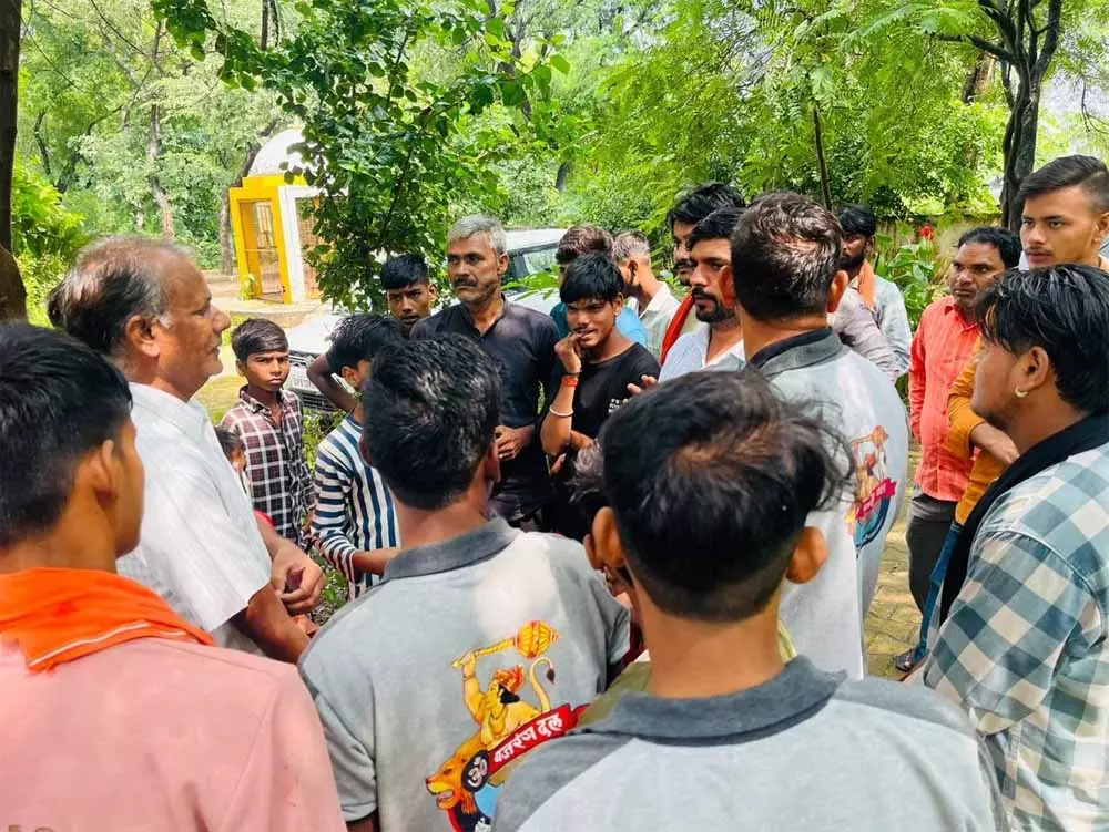Hathras: स्कूल में लेट छात्राओं को मुर्गा बनवाने का मामला, बजरंग दल सड़कों पर Hathras: स्कूल में लेट छात्राओं को मुर्गा बनवाने का मामला, बजरंग दल सड़कों पर