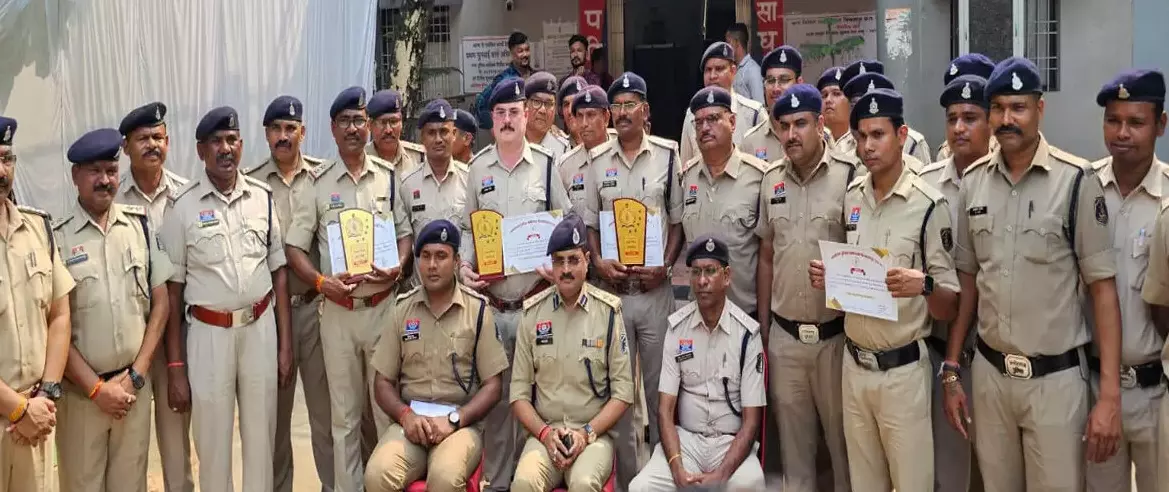 एसएसपी ने पुलिस टीम को दी शाबाशी, नशे के सौदागरों को भेजा जेल एसएसपी ने पुलिस टीम को दी शाबाशी, नशे के सौदागरों को भेजा जेल